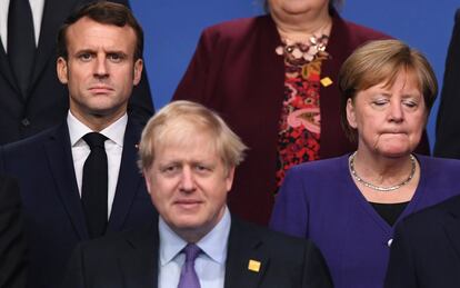 De izquierda a derecha, el presidente francés, Emmanuel Macron; el primer ministro británico, Boris Johnson, y la canciller alemana, Angela Merkel, durante la foto de familia.
