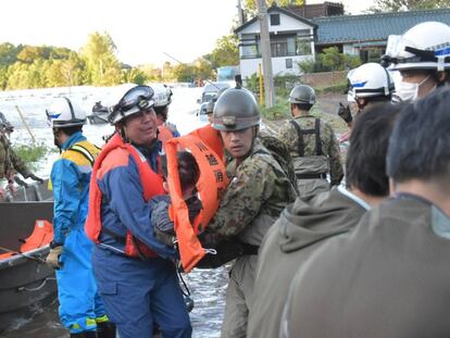 Equipes de resgate retiram moradores de área afetada pelo tufão em Kawagoe.