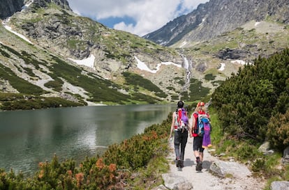 Creada en 1949, la reserva natural más antigua de Eslovaquia ha sido elegida por Lonely Planet como el destino que hay que descubrir este año en Europa, encabezando su <a href="https://elviajero.elpais.com/elviajero/2019/05/20/album/1558368026_302123.html" target="_blank">lista ‘Best in Europe 2019’</a> (cuyo segundo lugar ocupa Madrid). El parque, que celebra su 70º aniversario, se extiende por gran parte de las Montañas Tatras, macizo integrado en la cordillera de los Cárpatos que comparte, hacia el norte, con Polonia. Este concentrado paraíso alpino reúne hasta 25 cimas que superan los 2.500 metros –algunas con nieves perpetuas– en una extensión de 25 kilómetros de ancho y 78 de largo, está declarado reserva de la biosfera por la Unesco y ofrece a sus visitantes muchas y variadas experiencias al aire libre, entre verdes y frondosos valles, lagos de origen glaciar, hayedos y extensiones de ‘kosodreviny’ (pino enano), elegantes cascadas y espectaculares miradores accesibles en aéreos teleféricos. Más información: <a href="http://spravatanap.sk/web/index.php/en/" target="_blank">spravatanap.sk</a>