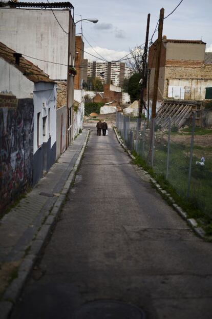 El arquitecto Miguel Díaz, vecino de la zona, explica que la parte oeste de Tetuán responde a "la ciudad no planificada, la parte histórica u orgánica que ha crecido de forma espontánea". Las calles estrechas, cuestas pronunciadas o aceras casi inexistentes son habituales en el margen izquierdo de Tetuán.