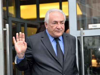 Dominique Strauss-Kahn sai de seu hotel, em Lille.