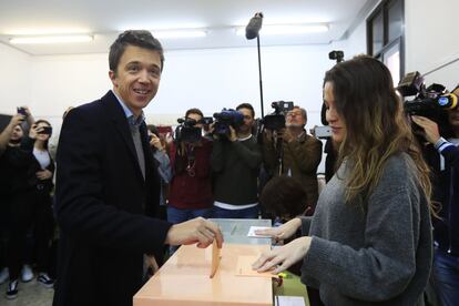 El candidato de Más País a la presidencia del Gobierno, Íñigo Errejón, vota en el colegio Santa Teresa de Jesús de Madrid.