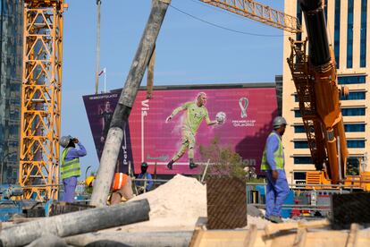 Dos trabajadores ultiman los preparativos de una de las instalaciones que albergará el Mundial de fútbol de Qatar. 