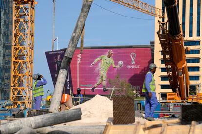 Dos trabajadores ultiman los preparativos de una de las instalaciones que albergará el Mundial de fútbol de Qatar.