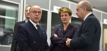 El ministro francés de Interior, Bernard Cazeneuve, habla con Fernández Díaz y su homóloga suiza, Simonetta Sommaruga, en la reunión de Riga.