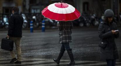 Varios peatones cruzan un paso de cebra, en M&aacute;laga.