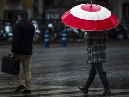 Varios peatones cruzan un paso de cebra, en Málaga.