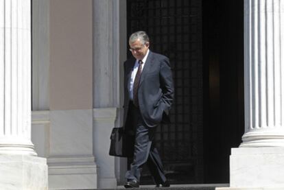 Lukas Papadimos sale de la oficina del primer ministro griego, el pasado 31 de agosto.
