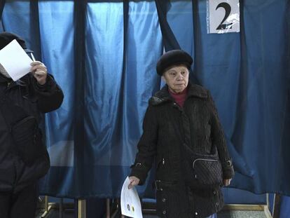 Votantes en la República Popular de Donetsk el 11 de noviembre de 2018.