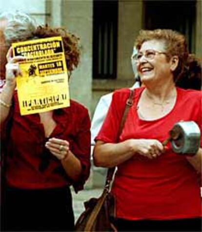 Los vecinos de La Alcoraya, en Alicante, protestaron ante el Ayuntamiento.