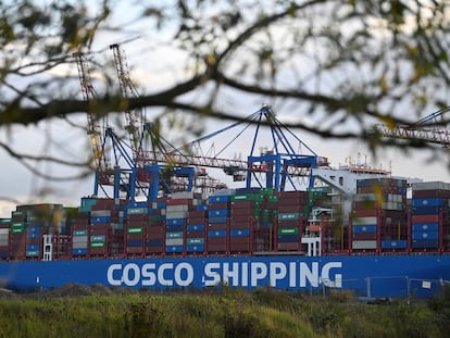 El carguero 'Cosco Shipping Gemini', de la empresa china Cosco, en el puerto de Hamburgo.