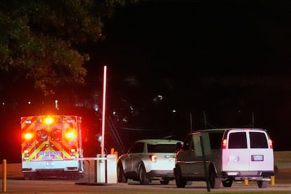 Unidades de emergencia llegan al centro penitenciario de Riverbend, el 30 de septiembre.