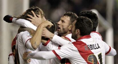 Los jugadores del Rayo abrazan a Larrivey tras su gol. 