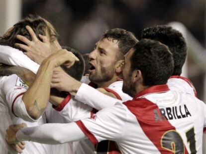Los jugadores del Rayo abrazan a Larrivey tras su gol.