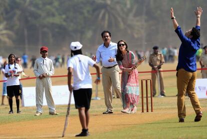 Los duques también se han animado a jugar al cricket.