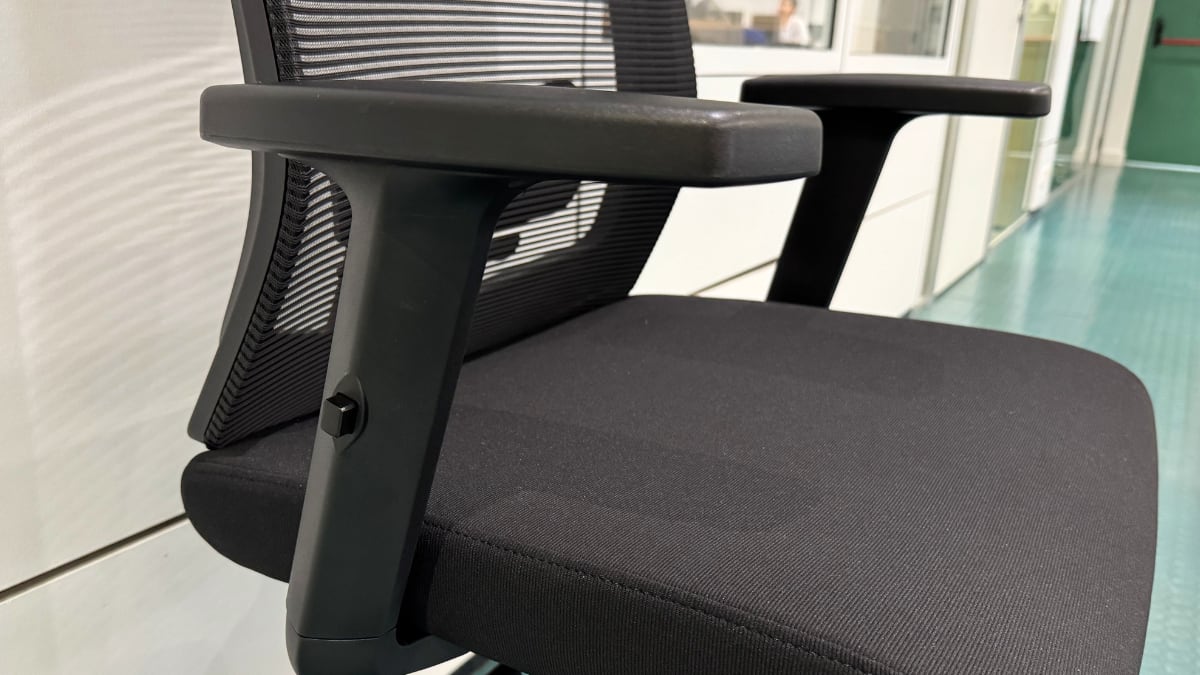 Reposabrazos de la silla ergonómica de oficina de Songmics.