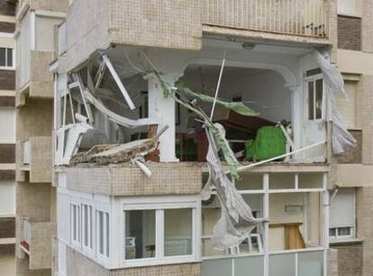 Estado en el que quedó una vivienda en el paseo marítimo de Cádiz tras el tornado.