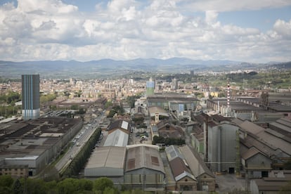 Una vista de la ciudad de Terni. En primer plano, la planta de producción de acero de la Thyssenkrupp AST (Acciaierie Speciali Terni).