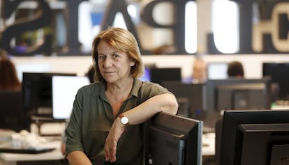 La periodista Pilar Bonet posa en la redacción de EL PAÍS en una imagen de archivo.