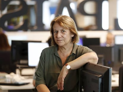 La periodista Pilar Bonet posa en la redacción de EL PAÍS en una imagen de archivo.