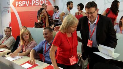 El secretario general del PSPV, Ximo Puig, y otros miembros de la ejecutiva, antes de iniciar el Comité Nacional.