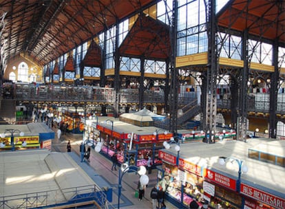 Interior del colorido y bullicioso Mercado Central