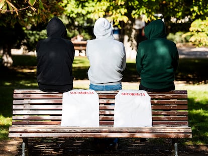 Tres socorristas peruanos del grupo que ha denunciado la situación del sector, el viernes en un parque de Madrid.