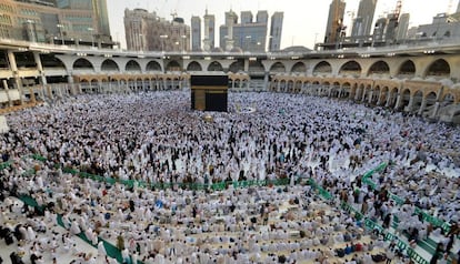 Muslims gather around the Kaaba at the grand mosque in Mecca (Saudi Arabia) during Ramadan. 