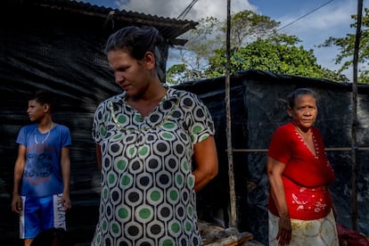 Keyla Verónica Martínez Campillo, 29 años, dio a luz hace dos semanas a un bebé de 3,150 kilos en el Hospital de Tibú tras un día de dolores y contracciones, acompañada de sus familiares y con tres ecografías previas hechas. Su caso es una excepción en este asentamiento irregular de migrantes de la frontera colombiana. Aquí la norma es cruzar los dedos para que todo vaya bien. En la imagen, Martínez unos días antes de dar a luz en el campamento del 12 de Septiembre, en Tibú (Colombia).