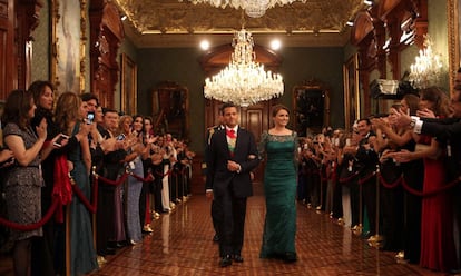 El diseñador predilecto de la Primera Dama mexicana es Benito Santos. En 2013, en su primera presentación en el grito de Independencia, Angélica Rivera lució un vestido largo verde de encaje y con transparencias del diseñador de Guadalajara.
