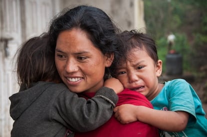 Este fenómeno migratorio también tiene consecuencias socioeconómicas negativas en el propio país y en las familias de los emigrantes. En muchos casos, las mujeres quedan con los niños en casa de su familia política, a menudo lejos de su propia familia. 