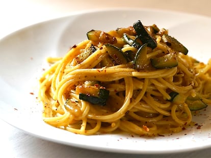 Espaguetis a la carbonara vegetariana con calabacín