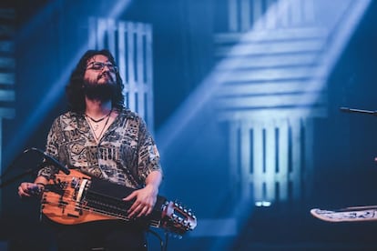El músico Jorge Garrido, con una zanfona construida por el lutier César Loureiro.