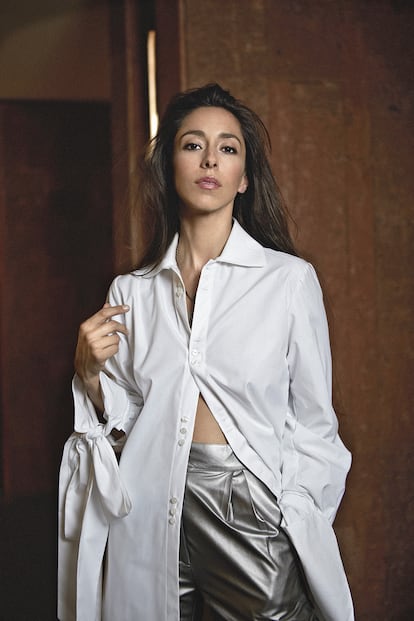 Oona lleva camisa
de MARÍA CLÈ LEAL y pantalón de CINDY FIGUEROA, ambas
prendas sostenibles, como ella pidió.