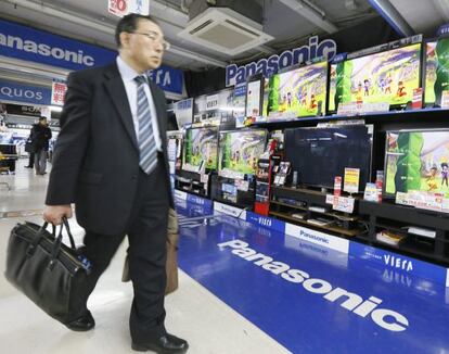 Un cliente pasa ante pantallas de Panasonic, en Tokio.