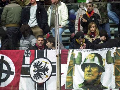 Símbolos fascistas en un partido de fútol en Roma