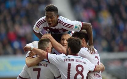 Lewandowski celebra con sus compa&ntilde;eros uno de sus dos goles ante el Paderborn.