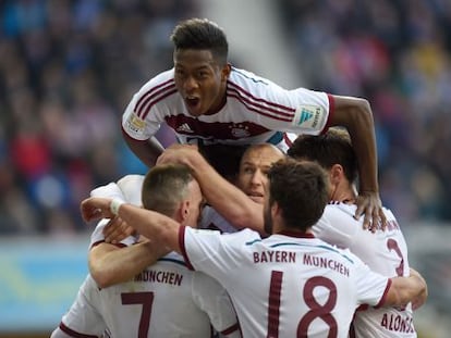 Lewandowski celebra con sus compañeros uno de sus dos goles ante el Paderborn.