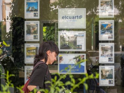 Carteles de viviendas en venta en una inmobiliaria de Sevilla.