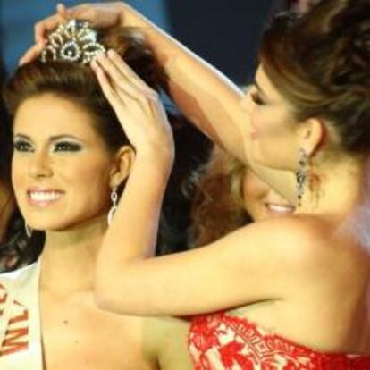 Andrea Huigdsen se corona Miss España 2011.