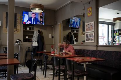 Un hombre come en un bar en Marsella, Francia, el pasado 22 de marzo.