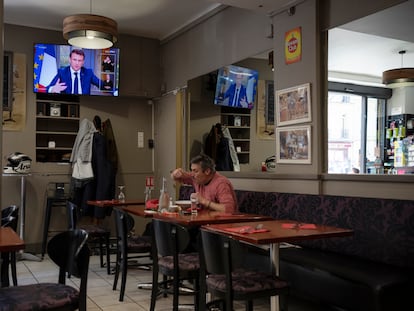 Un hombre come en un bar en Marsella, Francia, el pasado 22 de marzo.