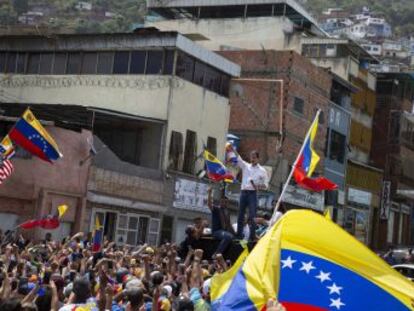 Una improvisada visita al Estado de Vargas se convierte en una masiva manifestación de apoyo. El gobierno de Nicolás Maduro anuncia el cese de todos sus ministros