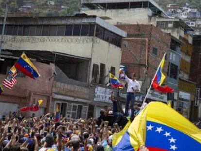 Una improvisada visita al Estado de Vargas se convierte en una masiva manifestación de apoyo. El gobierno de Nicolás Maduro anuncia el cese de todos sus ministros