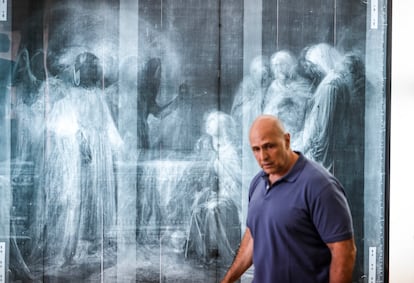 Santiago Herrero delante de la radiografía al óleo 'Las Marías en el sepulcro', de Federico de Madrazo, en el Taller de Radiología de Patrimonio Nacional.