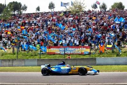 Fernando Alonso, en el Gran Premio de España de 2003, ante miles de seguidores.