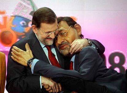 El expresidente Rajoy saluda, tras una entrevista en Cuatro, al guiñol de su personaje en el programa de Canal+ en una imagen de archivo.