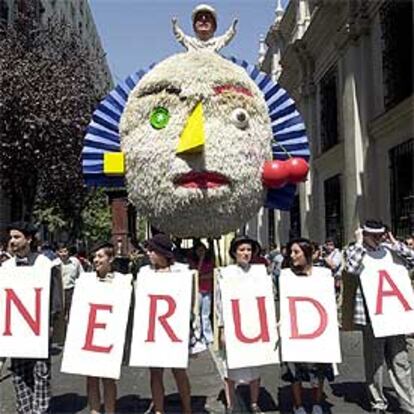 Actores de Els Comediants en la cabalgata celebrada en Santiago de Chile en homenaje a Neruda.