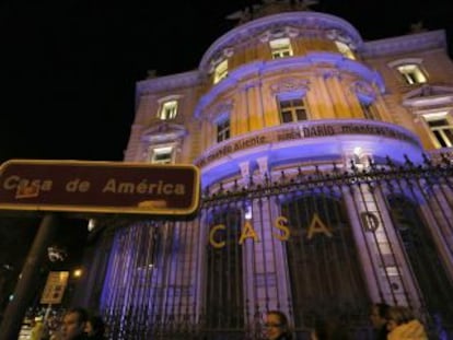 La Casa Am&eacute;rica de Madrid rinde homenaje a Rub&eacute;n Dar&iacute;o, con la fachada azul y un verso del poeta