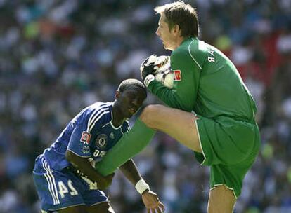 Van der Sar protege el esférico ante la presencia del jugador del Chelsea Shaun Wright-Phillips